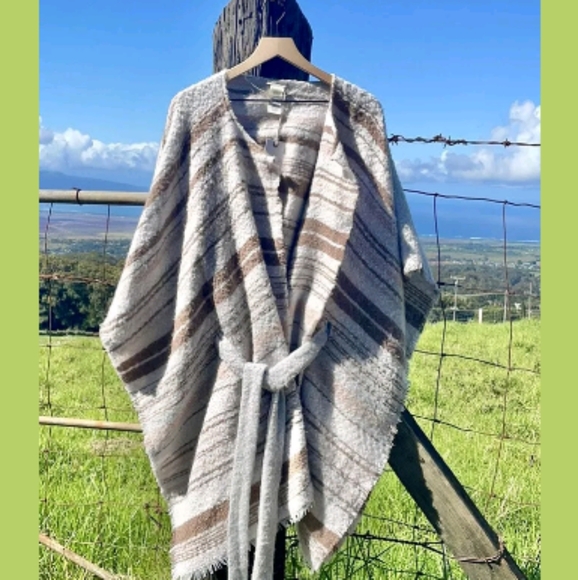 RARE Lucky Brand Cozy Boucle’ Lambswool Belted Poncho - Picture 4 of 8